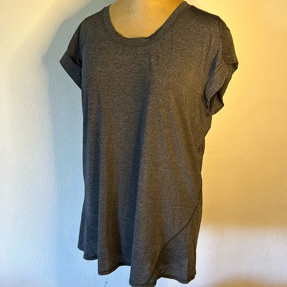 Lululemon sz 8 grey athletic short sleeve shirt great pre owned condition